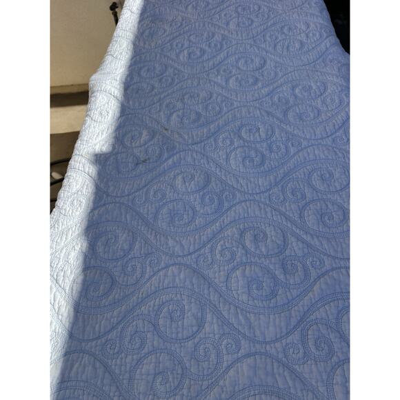 TAHARI HOME QUEEN REVERSIBLE COVERLET QUILT Light Blue swirling patterns Cotton - Picture 7 of 7